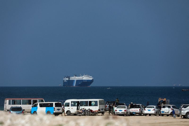 &copy; Reuters. El buque comercial Galaxy Leader, incautado por los hutíes de Yemen el mes pasado, se ve frente a la costa de al-Salif, Yemen, 5 de diciembre de 2023. REUTERS/Khaled Abdullah/Archivo