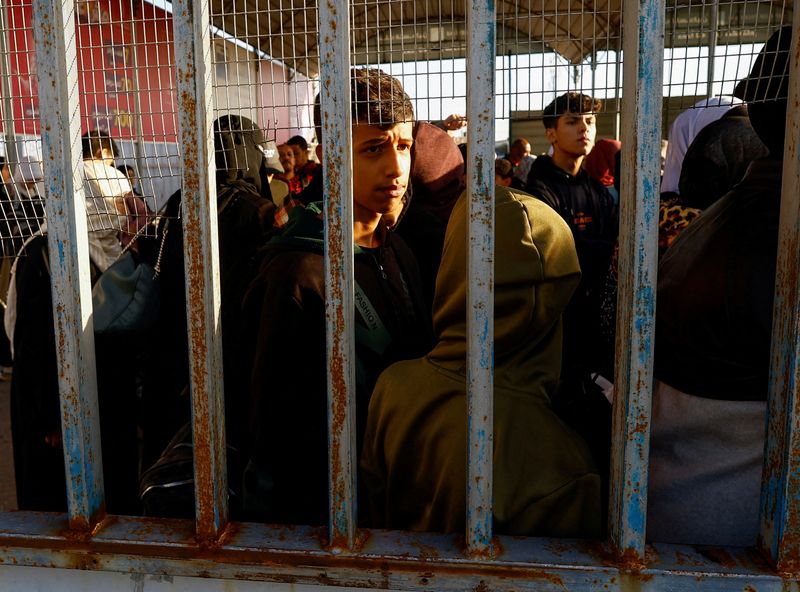 &copy; Reuters. Palestinos con pasaportes extranjeros esperan permiso para salir de Gaza, en medio del actual conflicto entre Israel y Hamás, en el paso fronterizo de Rafah con Egipto, en Rafah, al sur de la Franja de Gaza, 21 de noviembre de 2023. REUTERS/Ibraheem Abu 