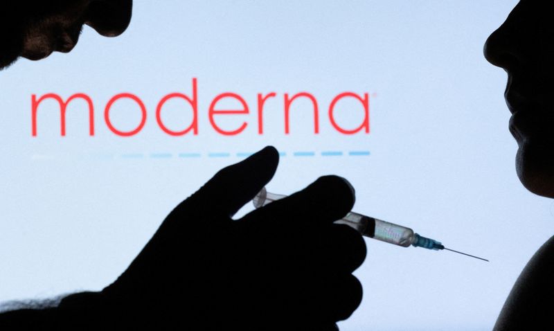 &copy; Reuters. FILE PHOTO: People pose with syringe with needle in front of displayed Moderna logo in this illustration taken, December 11, 2021. REUTERS/Dado Ruvic/Illustration/File Photo