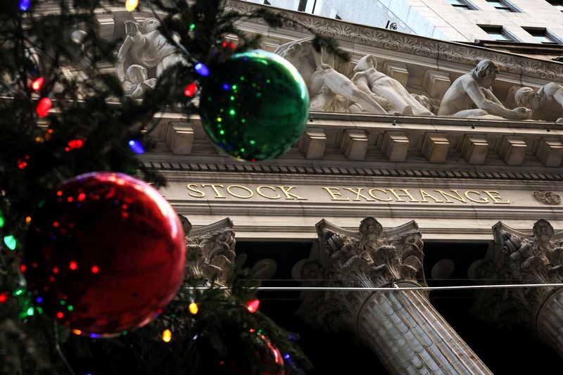&copy; Reuters. شجرة عيد الميلاد تظهر خارج بورصة نيويورك الأمريكية في مدينة نيويورك يوم 13 ديسمبر كانون الأول 2023. تصوير: برندان مكدرميد - رويترز.