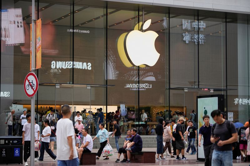 &copy; Reuters. FILE PHOTO: People walk past an Apple store in Shanghai, China September 13, 2023. REUTERS/Aly Song/File photo