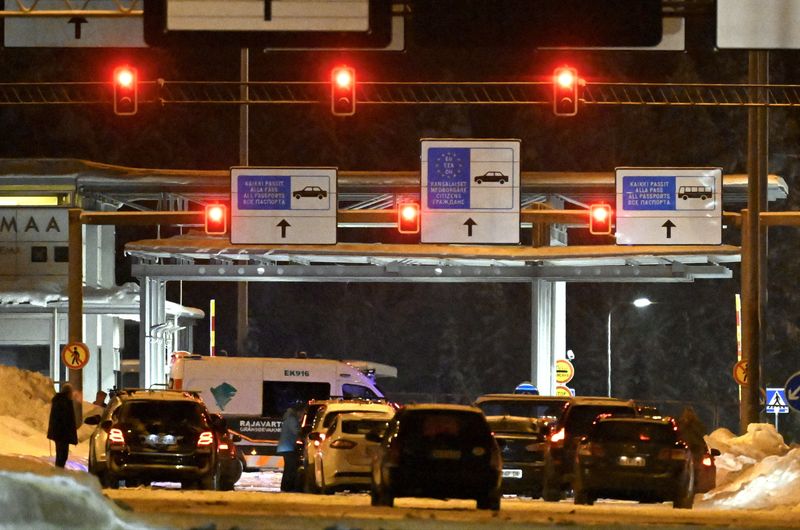 &copy; Reuters. سيارات تنتظر عند نقطة تفتيش فاليما الحدودية بين فنلندا وروسيا في فنلندا يوم الجمعة. صورة لرويترز من 
وكالة أنباء ليهتيكوفا الفنلندية. يحظر ب