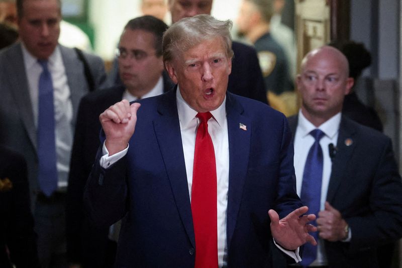 © Reuters. FILE PHOTO: Former U.S. President Donald Trump gestures while leaving the courtroom during a break, as he attends the Trump Organization civil fraud trial, in New York State Supreme Court in the Manhattan borough of New York City, U.S., December 7, 2023. REUTERS/Mike Segar/File Photo