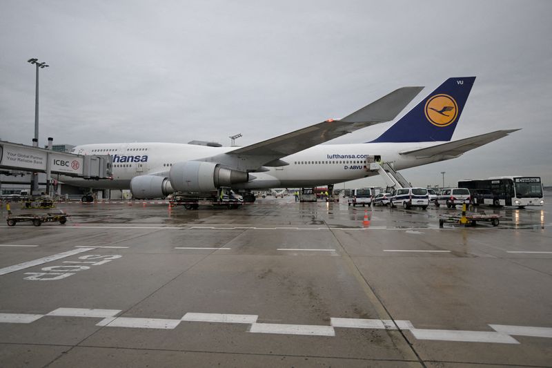 &copy; Reuters. A Boeing 747 Lufthansa jumbo-jet arriving from Tel Aviv with Germans at the terminal at Frankfurt airport, October 12, 2023, during the ongoing conflict between Israel and the Palestinian Islamist group Hamas.   Hannes Albert/Pool via REUTERS/File Photo