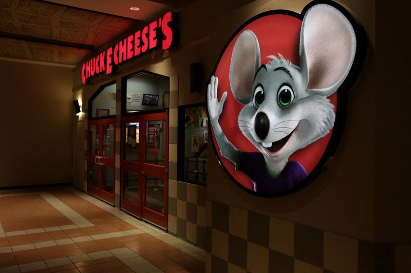 &copy; Reuters. FILE PHOTO: A Chuck E. Cheese's restaurant is seen in Brooklyn, New York, U.S., January 18, 2017. REUTERS/Joe Penney/File Photo