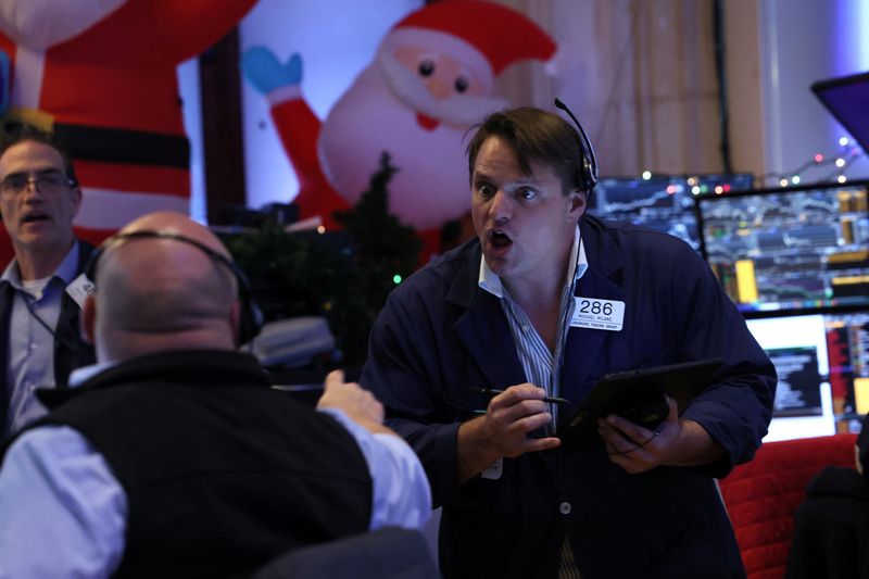 © Reuters. Traders work on the floor at the New York Stock Exchange (NYSE) in New York City, U.S., December 15, 2023.  REUTERS/Brendan McDermid