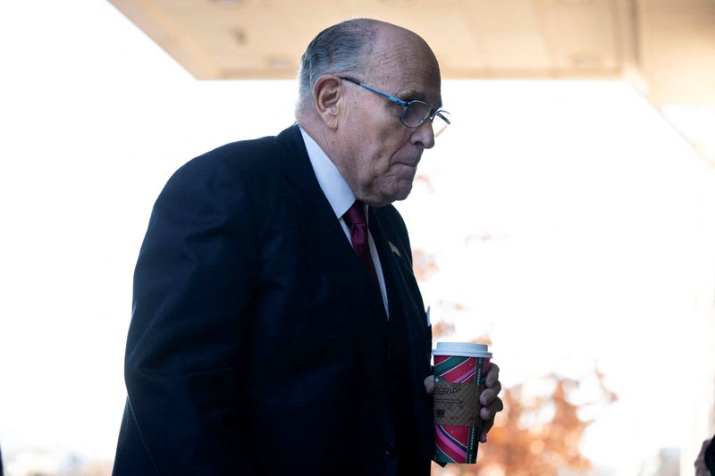 &copy; Reuters. L'ancien maire de New York Rudy Giuliani arrive pour son procès en diffamation au tribunal de district de Washington, États-Unis, le 15 décembre 2023. Le procès a été intenté par deux agents électoraux du comté de Fulton, en Géorgie, après qu'i