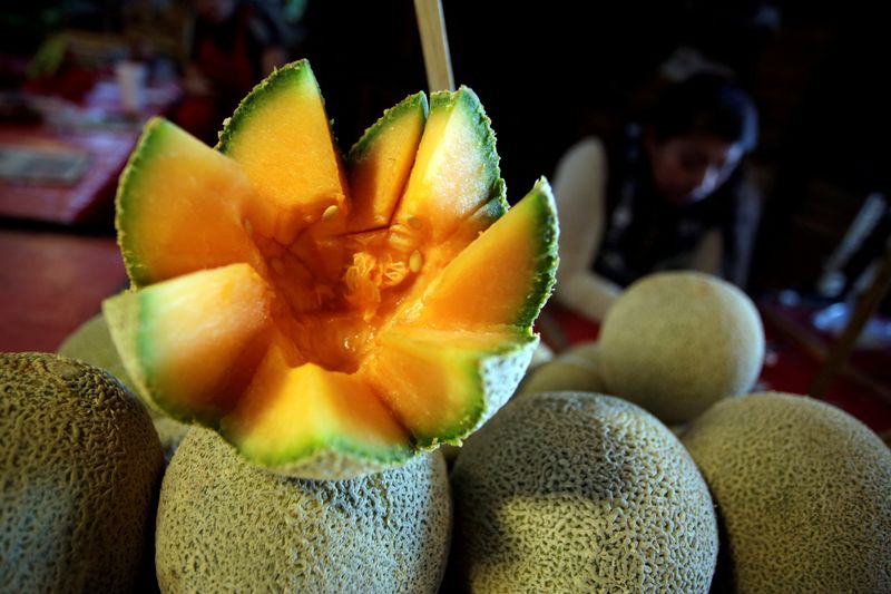 © Reuters. FILE PHOTO: Cantaloupes are pictured at a fruit stall  in Mexico City, Mexico, on  January 11, 2019. Picture taken January 11, 2019. REUTERS/Daniel Becerril/File Photo