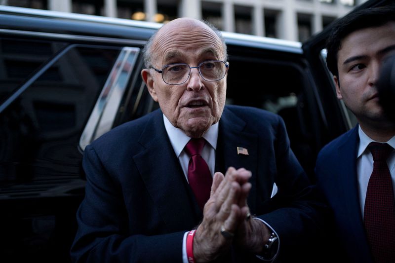 © Reuters. Former New York Mayor Rudy Giuliani departs the U.S. District Courthouse after he was ordered to pay $148 million in his defamation case in Washington, U.S., December 15, 2023. REUTERS/Bonnie Cash