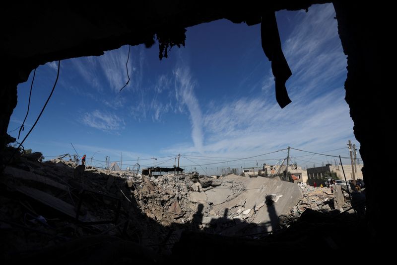&copy; Reuters. Photo d'un site après une frappe israélienne sur une maison, dans le contexte du conflit en cours entre Israël et le groupe islamiste palestinien Hamas, à Rafah. /Photo prise le 16 décembre 2023 à Rafah, dans le sud de la bande de Gaza/REUTERS/Ibrah
