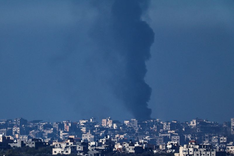 © Reuters. Smoke rises in Gaza, amid the ongoing conflict between Israel and the Palestinian Islamist group Hamas, as seen from Southern Israel, December 15, 2023. REUTERS/Clodagh Kilcoyne/File Photo