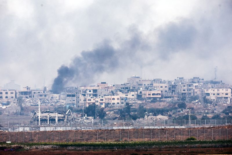 &copy; Reuters. أعمدة من الدخان المتصاعد في سماء شمال قطاع غزة كما شوهدت من جنوب إسرائيل يوم 14 ديسمبر كانون الأول 2023. تصوير: عامير كوهين رويترز.