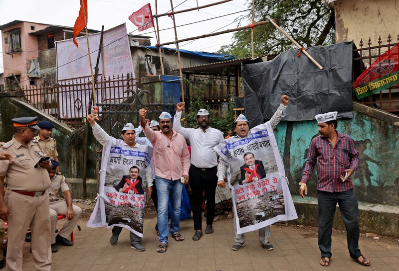 &copy; Reuters. Photo d'archives des manifestants lors d'une manifestation contre le réaménagement de Dharavi par le groupe Adani à Mumbai. /Photo prise le 9 août 2023 à Mumbai, Inde/REUTERS/Francis Mascarenhas