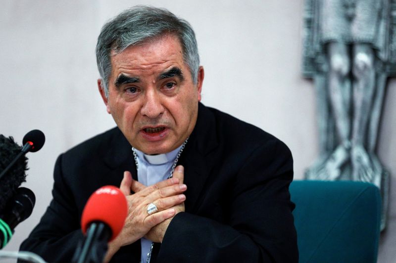 © Reuters. Cardinal Giovanni Angelo Becciu, who has been caught up in a real estate scandal, speaks to the media a day after he resigned suddenly and gave up his right to take part in an eventual conclave to elect a pope, near the Vatican, in Rome, Italy, September 25, 2020. REUTERS/Guglielmo Mangiapane/File Photo