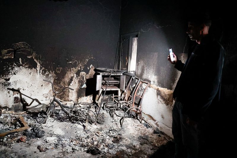 &copy; Reuters. فلسطيني يتفقد الضرر الذي حدث جراء غارة إسرائيلية في مخيم جنين في الضفة الغربية المحتلة يوم 14 ديسمبر كانون الأول 2023. تصوير: رنين صوافطة - رويت