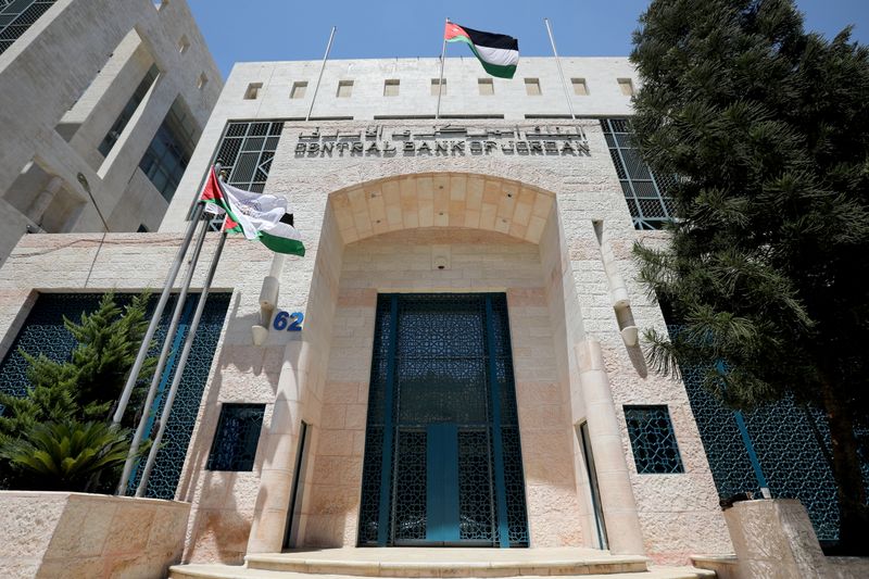 &copy; Reuters. منظر عام للبنك المركزي الأردني بوسط عمان في صورة من أرشيف رويترز.