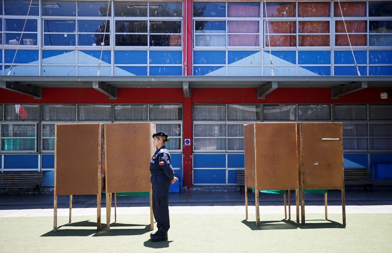 &copy; Reuters. A Chilean Navy officer stands guard next to voting booths before the constitutional referendum which will be held on December 17, in Valparaiso, Chile, December 15, 2023. REUTERS/Rodrigo Garrido