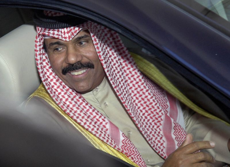 &copy; Reuters. Photo d'archives du Cheikh Nawaf al-Ahmad al-Sabah quittant le Parlement au Koweït. /Photo prise le 20 février 2006/REUTERS/Stephanie McGehee