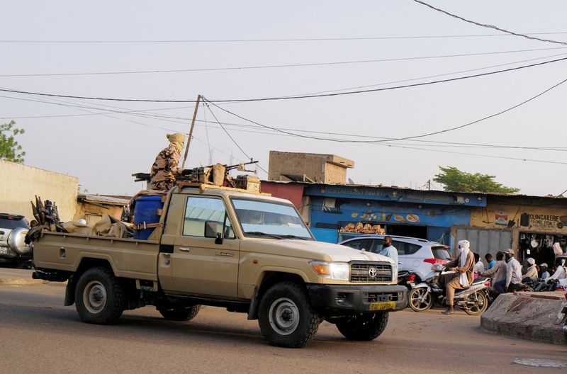 &copy; Reuters. أفراد بقوات الأمن خلال دورية في نجامينا عاصمة تشاد إثر مقتل الرئيس إدريس ديبي على جبهة القتال في صورة من أرشيف رويترز.