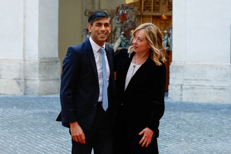 &copy; Reuters. La Première ministre italienne Giorgia Meloni rencontre le Premier ministre britannique Rishi Sunak au Palazzo Chigi, à Rome, Italie. /Photo prise le 16 décembre 2023/REUTERS/Remo Casilli