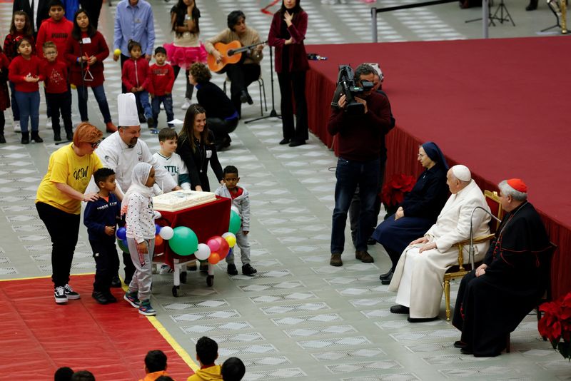&copy; Reuters. El Papa Francisco recibe una tarta por su 87 cumpleaños por parte de un grupo de niños enfermos del Dispensario Pediátrico "Santa Marta" en el Vaticano, el 17 de diciembre de 2023. REUTERS/Remo Casilli 