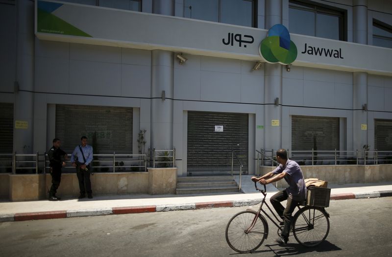 &copy; Reuters. شعار شركة الاتصالات جوال على مقرها في غزة في صورة من أرشيف رويترز.
