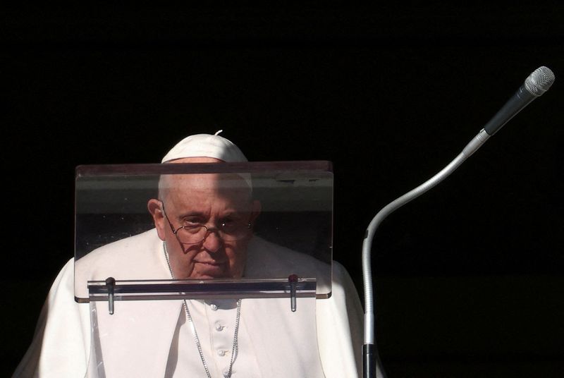 &copy; Reuters. البابا فرنسيس قبيل عظته بالفاتيكان يوم الأحد. تصوير: جوليلمو مانجاباني   