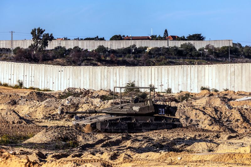 © Reuters. An Israeli tank maneuvers in front of the borderline between Gaza and Israel, amid the ongoing ground operation of the Israeli army against Palestinian Islamist group Hamas, in the northern Gaza Strip, December 15, 2023. REUTERS/Amir Cohen