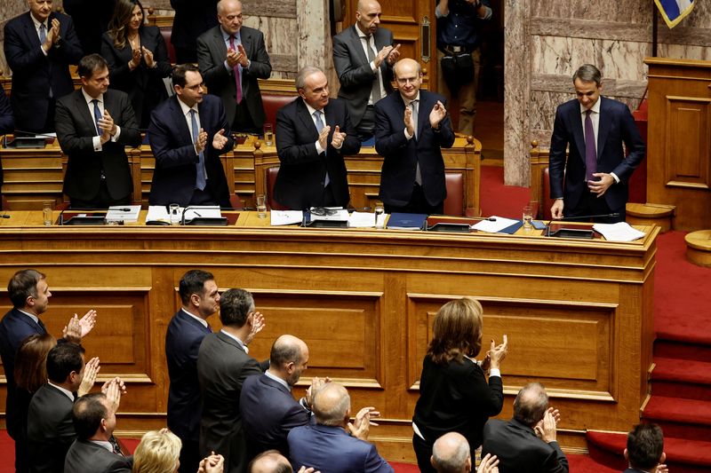 &copy; Reuters. Greek Prime Minister Kyriakos Mitsotakis is applauded by members of his government during a parliament debate and vote on the 2024 budget, at the Greek parliament in Athens, Greece December 17, 2023. REUTERS/Louisa Gouliamaki