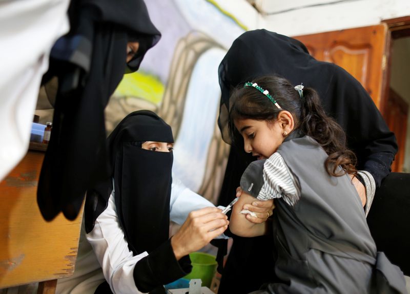 &copy; Reuters. فتاة تتلقى التطعيم ضد الحصبة والحصبة الألمانية بمدرستها في صنعاء. صورة من أرشيف رويترز.
