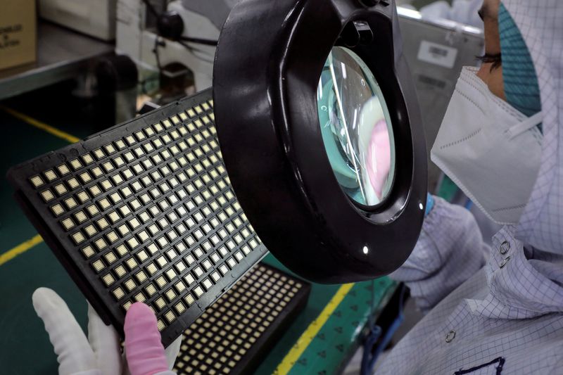 &copy; Reuters. FILE PHOTO: A worker inspects semiconductor chips at the chip packaging firm Unisem (M) Berhad plant in Ipoh, Malaysia October 15, 2021. REUTERS/Lim Huey Teng/File Photo