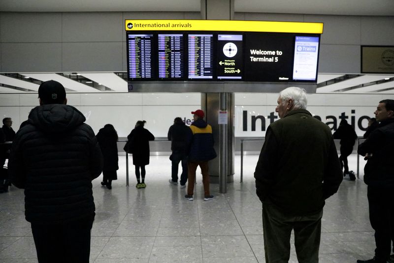 &copy; Reuters. FILE PHOTO: Members of the public wait in the arrivals hall at Terminal 5 of Heathrow Airport in London, Britain, December 5, 2023. REUTERS/Alishia Abodunde/File Photo