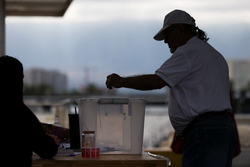 © Reuters. A citizen casts a ballot during a referendum on a new Chilean constitution in Santiago, Chile, December 17, 2023. REUTERS/Ivan Alvarado