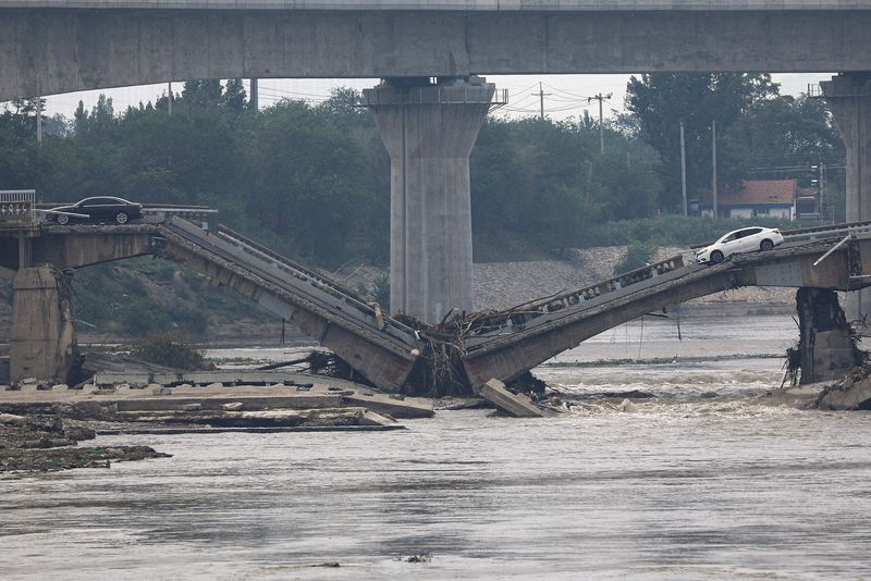 &copy; Reuters. FILE PHOTO: A bridge is damaged after remnants of Typhoon Doksuri brought rains and floods in Beijing, China August 2, 2023. REUTERS/Tingshu Wang