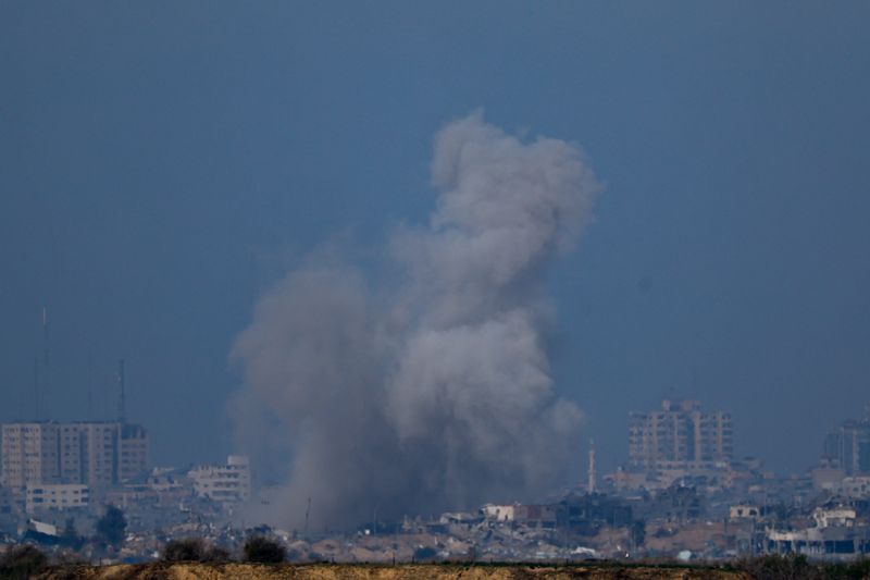 &copy; Reuters. دخان يتصاعد فوق غزة كما يبدو من جنوب إسرائيل يوم الأحد. تصوير: كلودا كيلكوين - رويترز.
