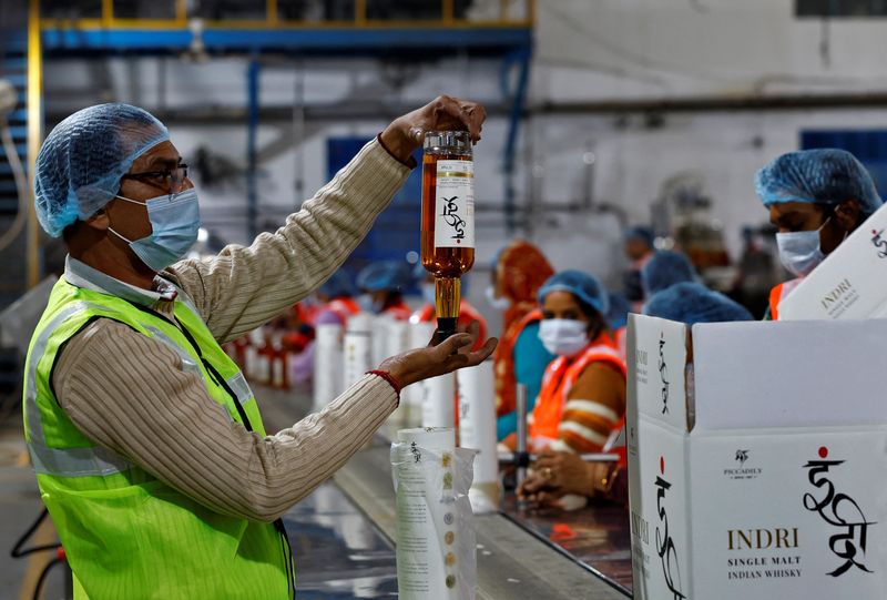 &copy; Reuters. 　１２月１７日、ニューデリー近郊の蒸留所には、かつてバーボンやワインの貯蔵に使われたオーク製の樽が積み上げられ、今は熟成中のウイスキーで満たされている。ハリヤナ州インドリ