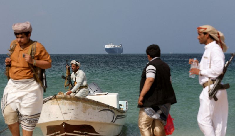 &copy; Reuters. رجال يحملون أسلحة يقفون على الشاطئ بينما ترسو السفينة التجارية جالاكسي ليدر التي استولى عليها الحوثيون الشهر الماضي قبالة ساحل السالف في ا