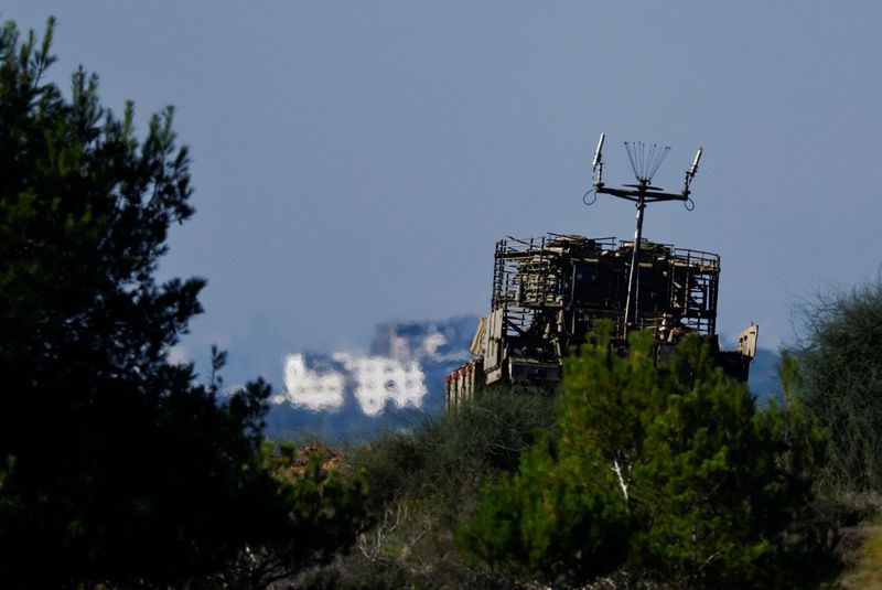&copy; Reuters. Un véhicule militaire israélien est positionné à la frontière entre Israël et Gaza, vu du sud d'Israël. /Photo prise le 15 décembre 2023/REUTERS/Clodagh Kilcoyne