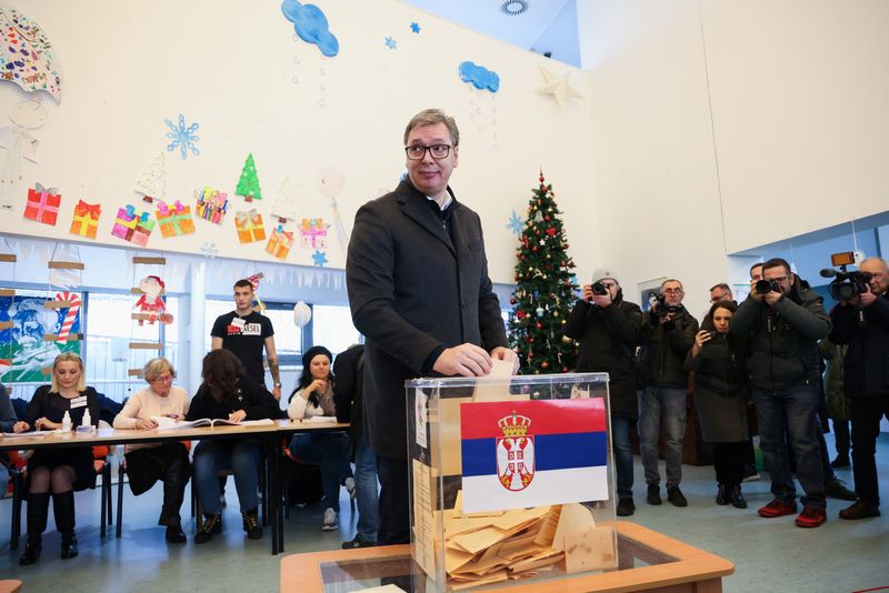 &copy; Reuters. Le président serbe Aleksandar Vucic dépose son vote lors des élections législatives à Belgrade, en Serbie. /Photo prise le 17 décembre 2023/REUTERS/Zorana Jevtic