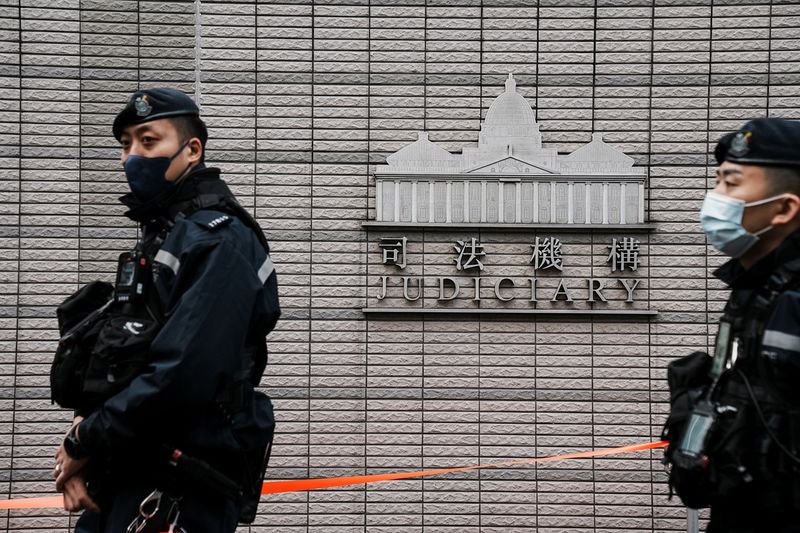 &copy; Reuters. Des policiers montent la garde devant le tribunal du district de Kowloon Ouest lors du procès pour sécurité nationale du magnat des médias Jimmy Lai, fondateur d'Apple Daily, à Hong Kong, en Chine. /Photo prise le 18 décembre 2023/REUTERS/Lam Yik