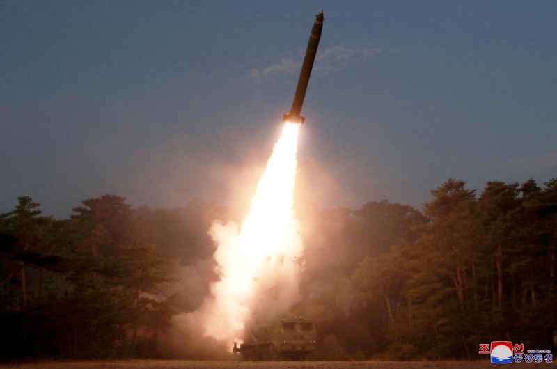 &copy; Reuters. Un missile est visible sur cette photo non datée publiée par l'Agence centrale de presse nord-coréenne. /Photo diffusée le 9 mars 2020/REUTERS/KCNA