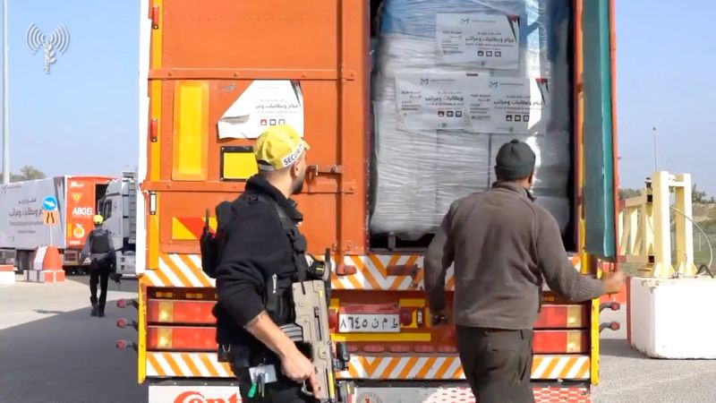 &copy; Reuters. Des camions d'aide humanitaire font la queue pour être inspectés au passage de Kerem Shalom, à la frontière entre Israël, Gaza et l'Égypte. /Image diffusée le 12 décembre 2023/REUTERS/COGAT via X