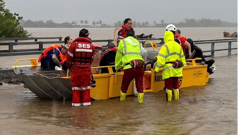 &copy; Reuters. أفراد بإدارة الطوارئ في ولاية كوينزلاند يجلون أشخاصا من مياه الفيضانات في أقصى شمال الولاية في أستراليا بعد أمطار غزيرة وفيضانات ناجمة عن ا