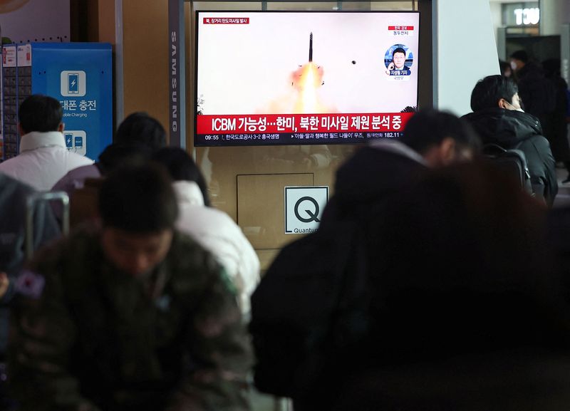 &copy; Reuters. FOTO DE ARCHIVO: Varias personas observan la noticia sobre el lanzamiento de un misil balístico de largo alcance por parte de Corea del Norte en un televisor en una estación de tren en Seúl, Corea del Sur. 18 de diciembre de 2023. Yonhap vía REUTERS  