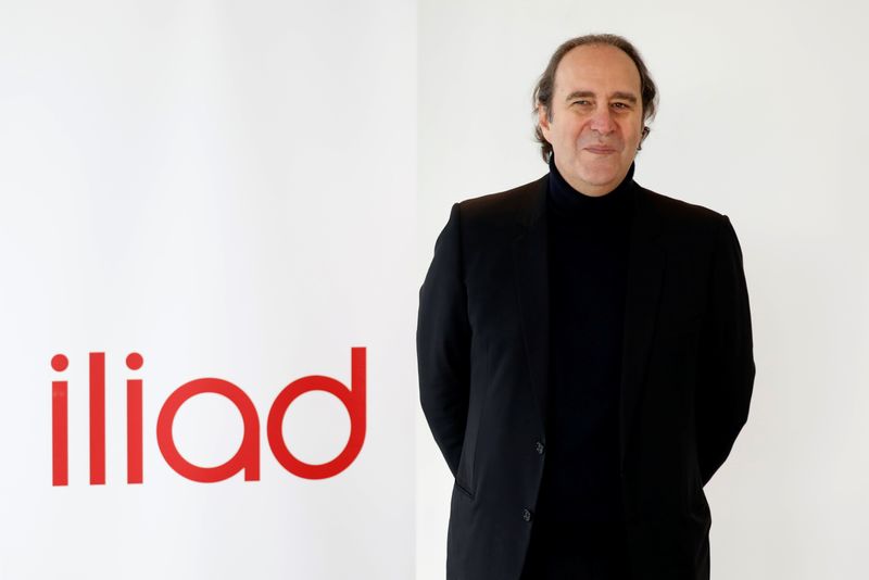 &copy; Reuters. Xavier Niel, fondateur et actionnaire majoritaire du fournisseur d'accès Internet haut débit français Iliad, pose à côté du logo de l'entreprise. /Photo prise le 13 mars 2018/REUTERS/Charles Platiau