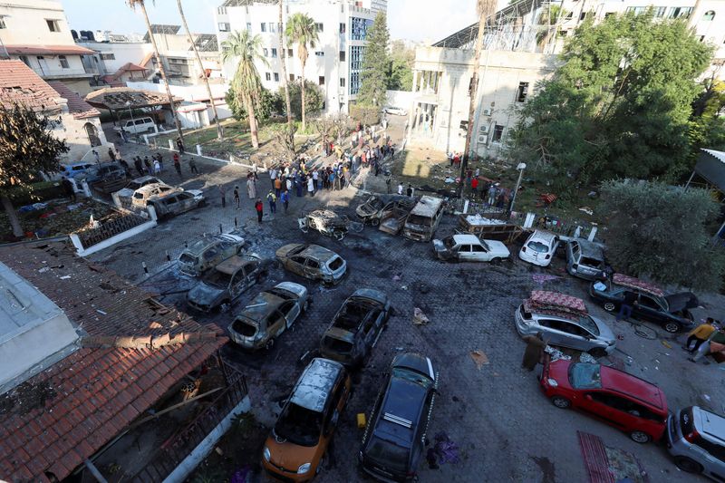 &copy; Reuters. منظر لمنطقة محيطة بالمستشفى الأهلى حيث قتل مئات الفلسطينيين في انفجار بمدينة غزة يوم 18 أكتوبر تشرين الأول 2023. تصوير: محمد المصري - رويترز.
