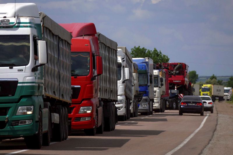 &copy; Reuters. Trucks with grain wait for crossing the Ukraine-Moldova border in Odesa region, as Russia's attack on Ukraine continues, Ukraine June 11, 2022.  REUTERS/Igor Tkachenko/File Photo