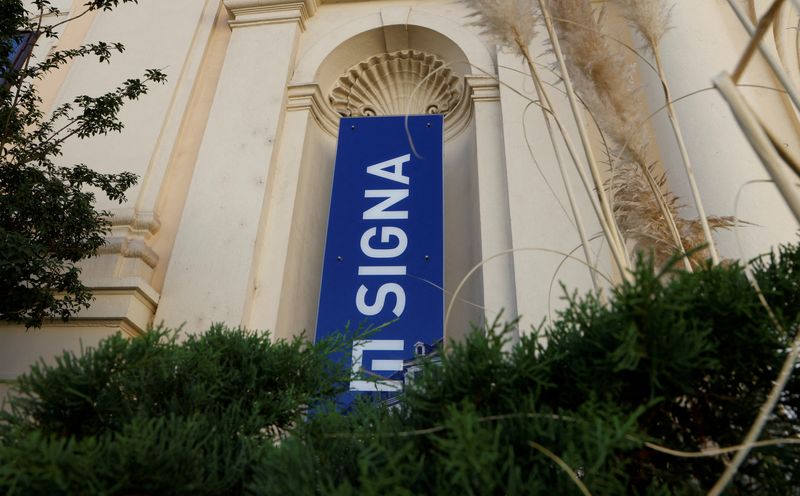 &copy; Reuters. FILE PHOTO: Signa Holding's sign is attached outside its offices in Vienna, Austria, November 6, 2023 REUTERS/Leonhard Foeger/File Photo