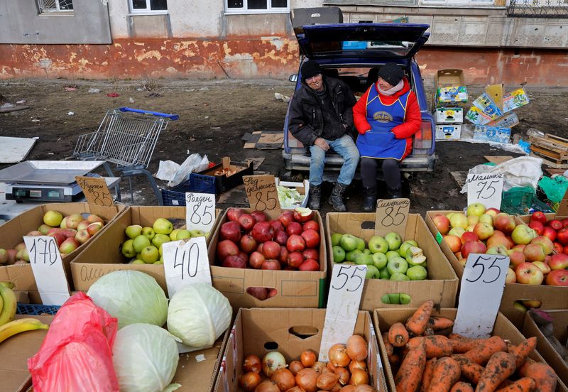 &copy; Reuters. بائعان يعرضان الخضراوات والفاكهة في سوق محلية في منطقة ماريوبول في أوكرانيا يوم 16 فبراير شباط 2023. تصوير: ألكسندر إيرموشينكو - رويترز.
