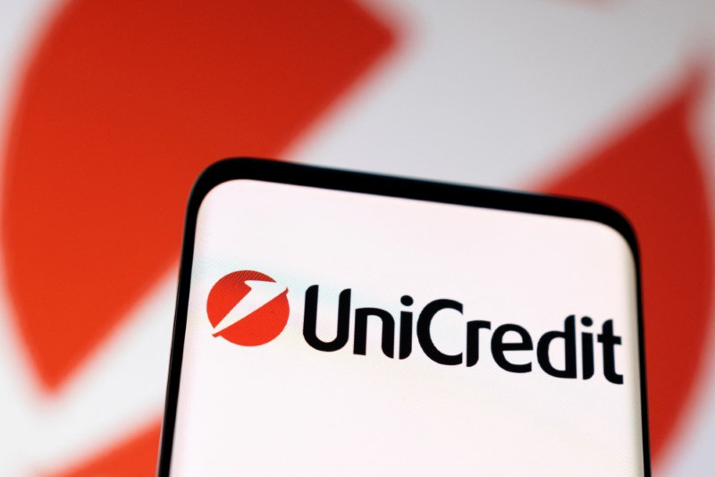 &copy; Reuters. Logo UniCredit su uno smartphone. 3 maggio 2022. REUTERS/Dado Ruvic/Illustration/File Photo